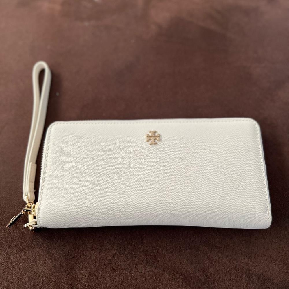 Tory Burch White Wallet.